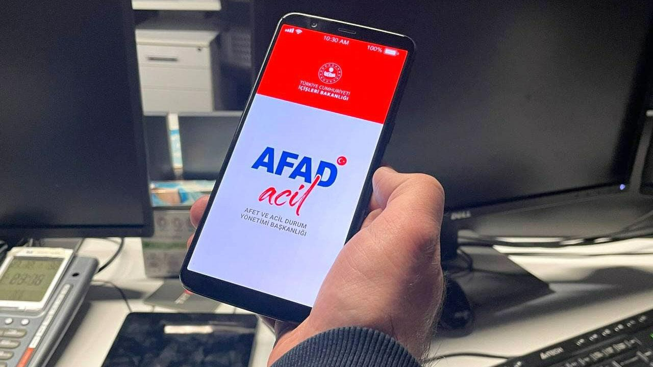 AFAD'dan yeni uyarı: "Hasarlı binalara kesinlikle girmeyin! Haberleşmenizi SMS ile yapın!"