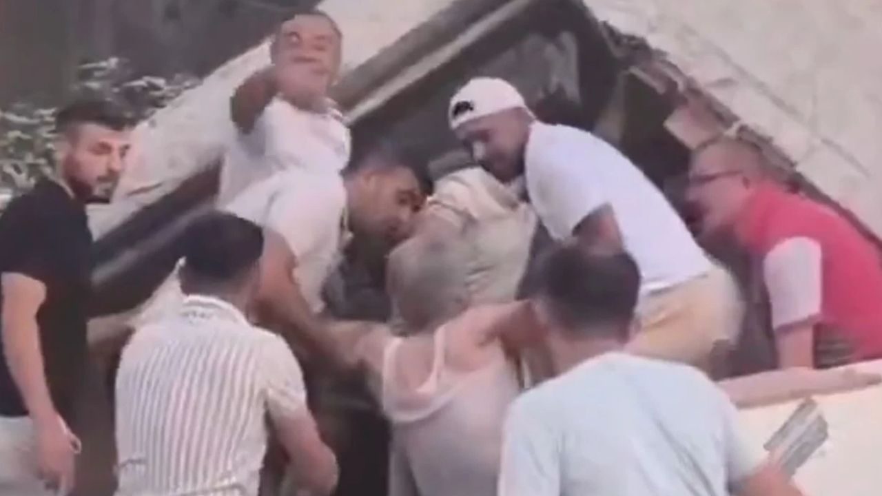 Bölgede son durum! Balıkesir Sındırgı’da çöken binadan 2 kişi sağ kurtarıldı!