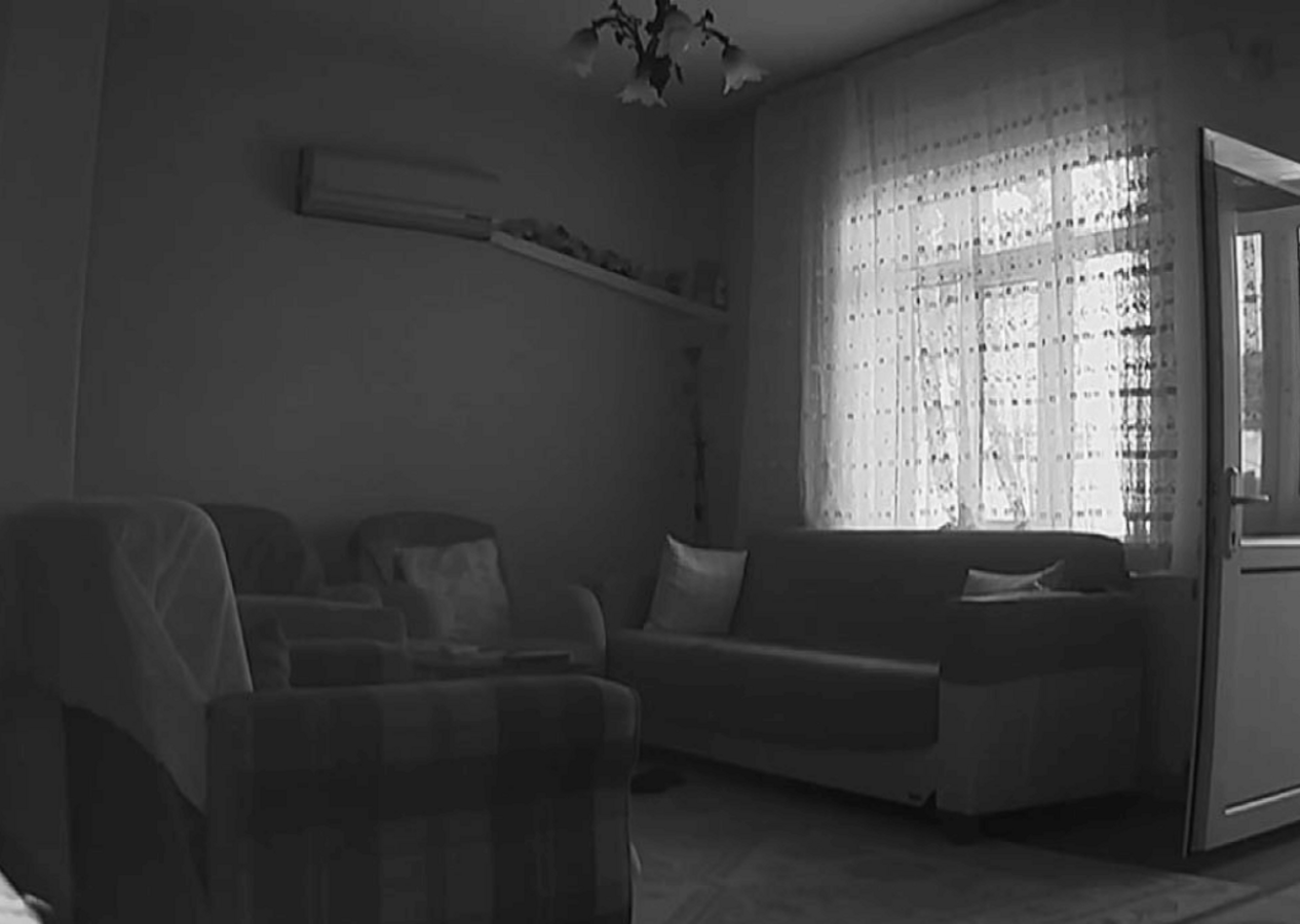 Balıkesir'de depremin büyüklüğü bir evin güvenlik kamerasına yansıdı