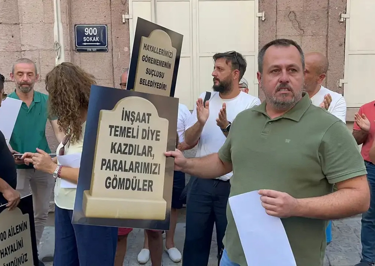 İzmir'de kooperatif mağdurlarından Cemil Tugay’a sert tepki: Depremde yaşanacak can kayıplarından bizzat sorumlu olacaksınız!