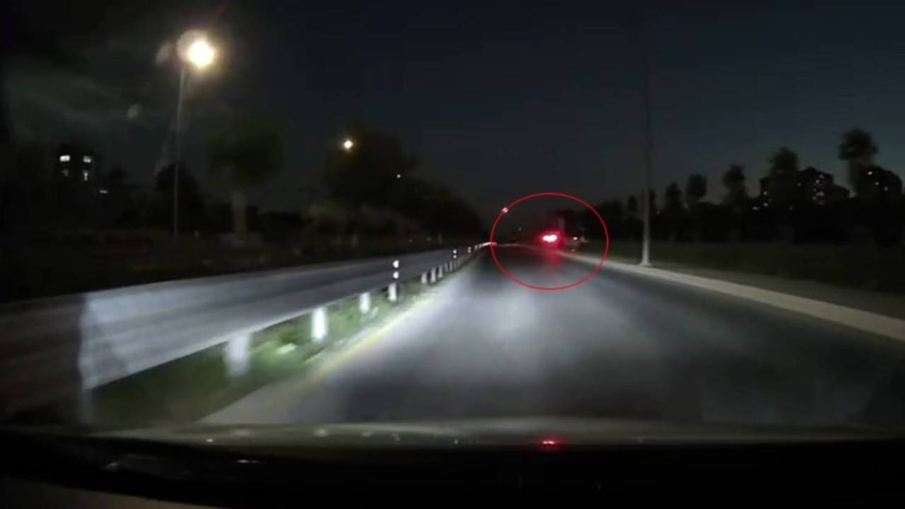 Beylikdüzü'nde aracıyla tehlikeli hareketler yapan maganda boş arsaya uçtu