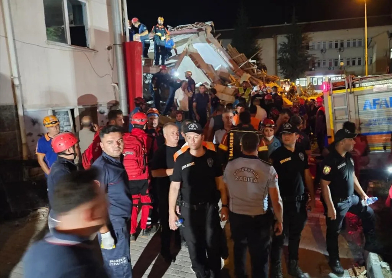 Balıkesir'deki depremde yıkılan binadan 5 kişi kurtarıldı