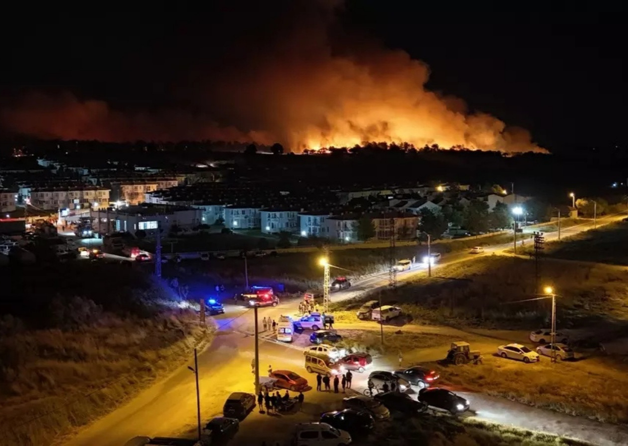Edirne'de yangın kabusu! Alevler devasa boyutlara ulaştı...  Evler, ahırlar kül oldu! Ekipler zamanla yarışıyor!