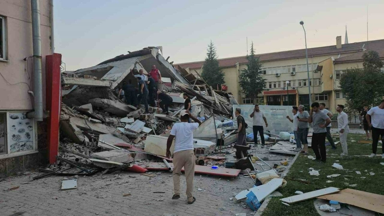 Korkutan haber geldi! Sındırgı Belediye Başkanı Serkan Sak: 10'dan fazla bina yıkıldı