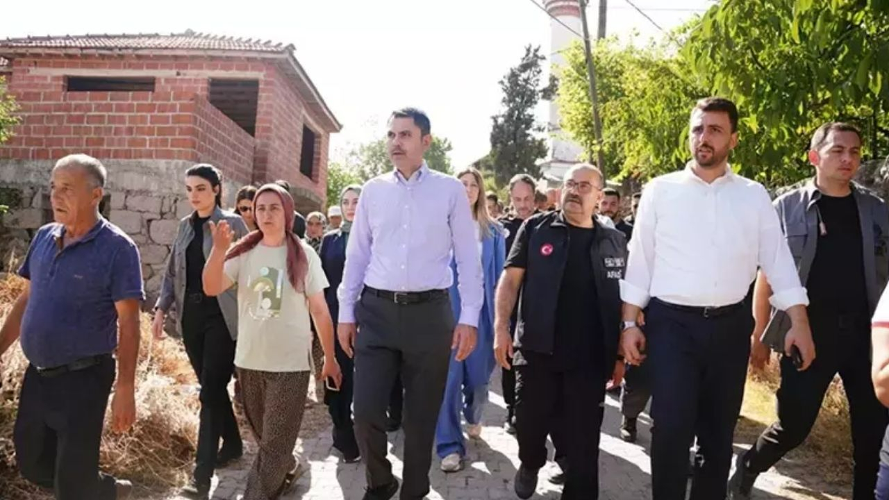 Sındırgı'da son durum! Bakan Kurum depremin merkez üssünde! Kaç bina hasar gördü?