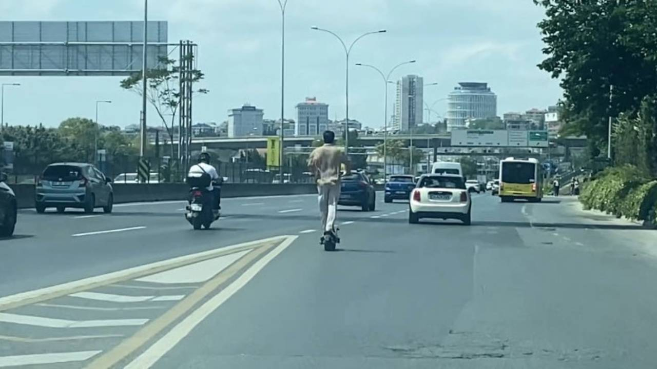 Otobanda scooter keyfi! Hem kendi canını hem de trafiği tehlikeye attı