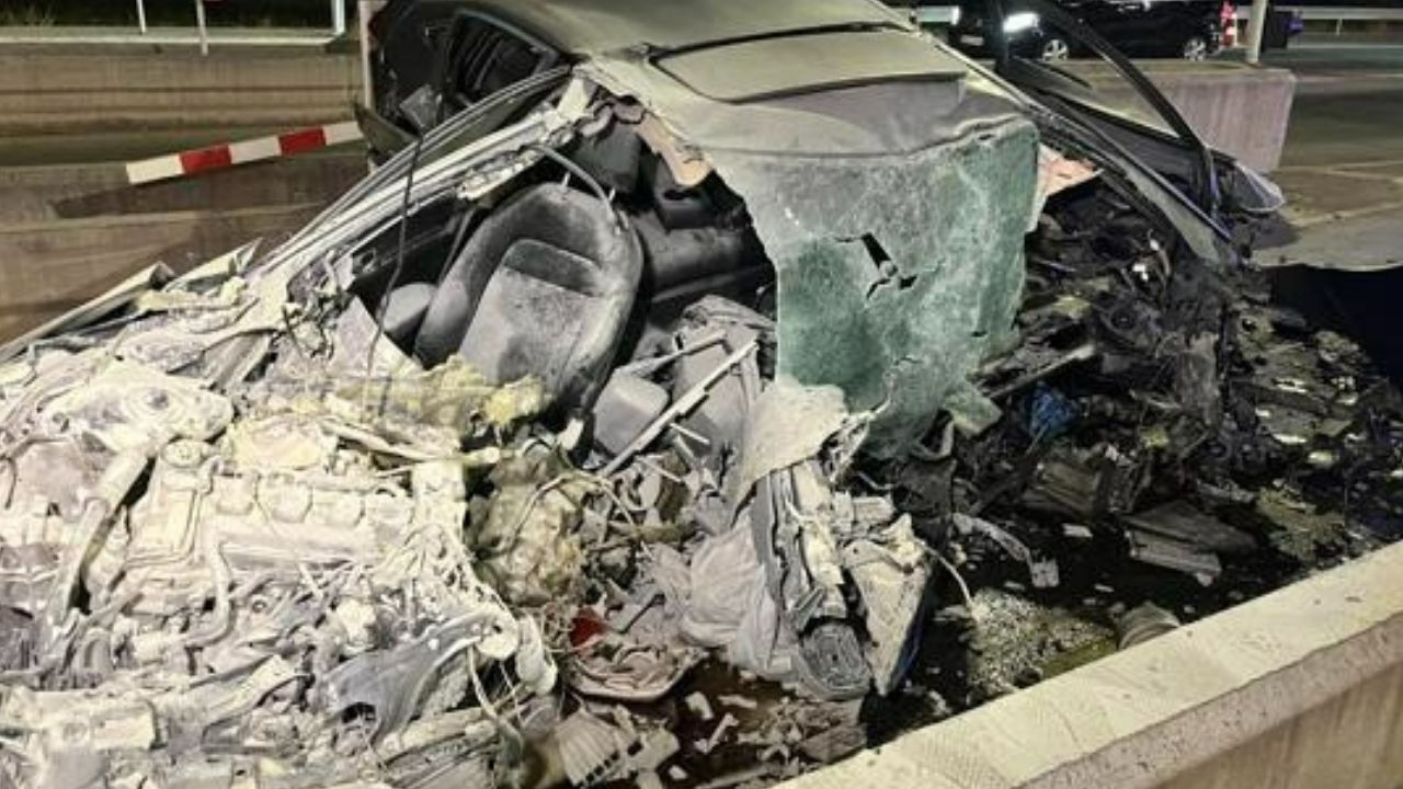 Kocaeli’de feci kaza! Beton bankete çarpan otomobil hurdaya döndü