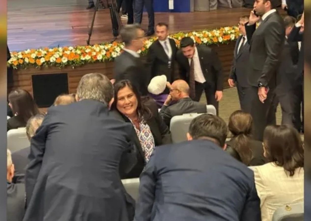 CHP’den kopan Özlem Çerçioğlu, istifadan sonra AK Parti Kongre Merkezi’nde!