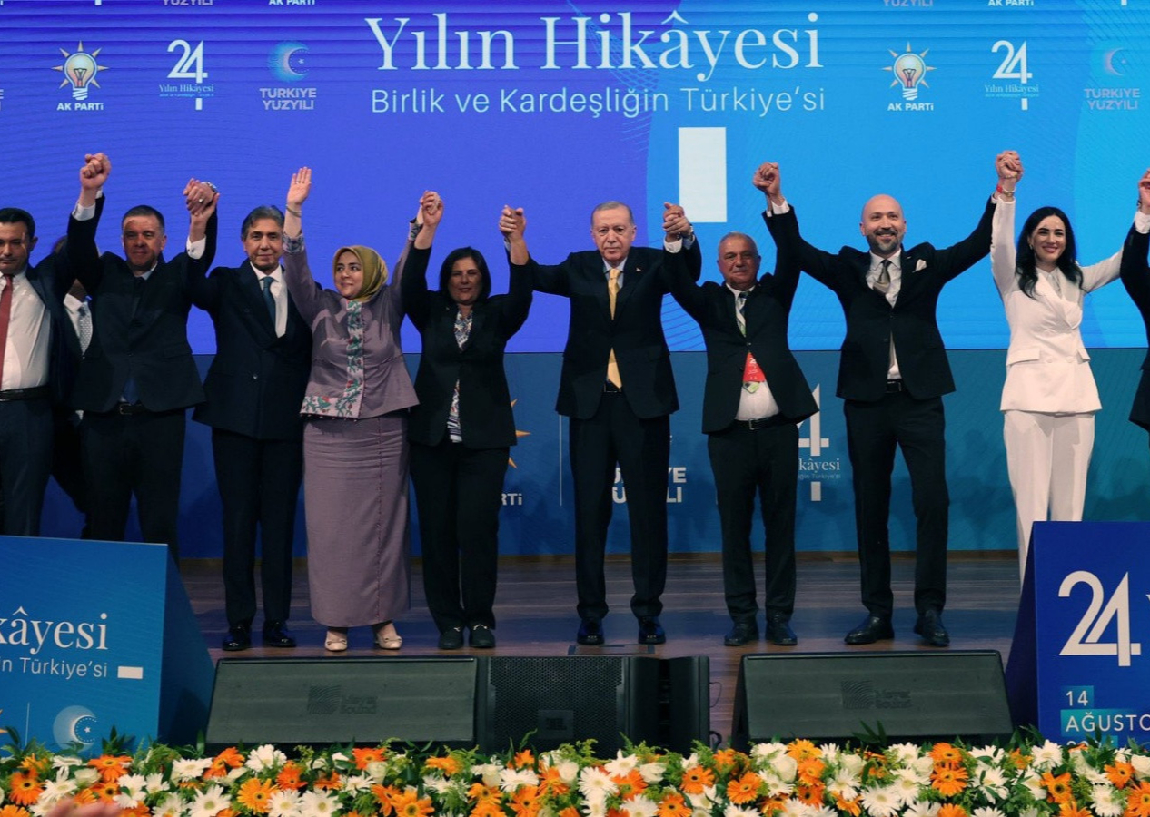 Cumhurbaşkanı Erdoğan rozetleri taktı... İşte Özlem Çerçioğlu ile beraber AK Parti'ye katılan 9 belediye başkanı...