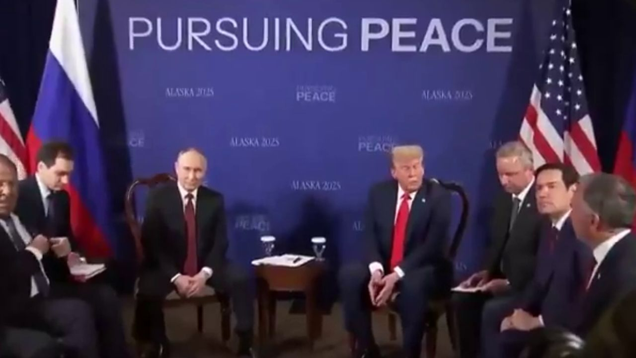 Alaska'da tarihi zirve! Putin’den Trump’a 3 jest, Rusya-Ukrayna savaşı için görüşme başladı!
