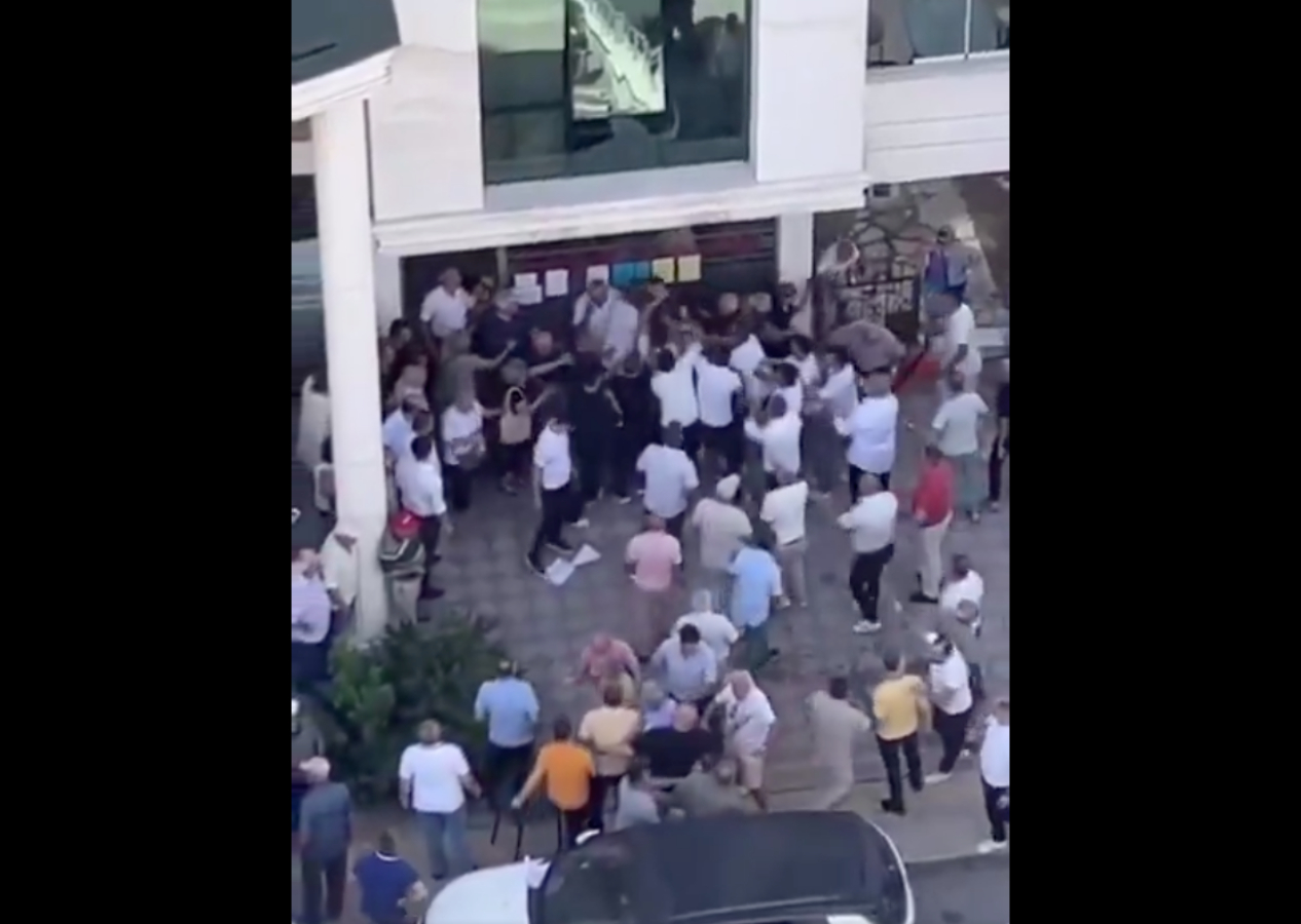 CHP Atakum delege seçimlerinde arbede çıktı! Yumruklar ve tekmeler havada uçuştu... CHP’li başkan adayı: Yüzüme tekme yedim!
