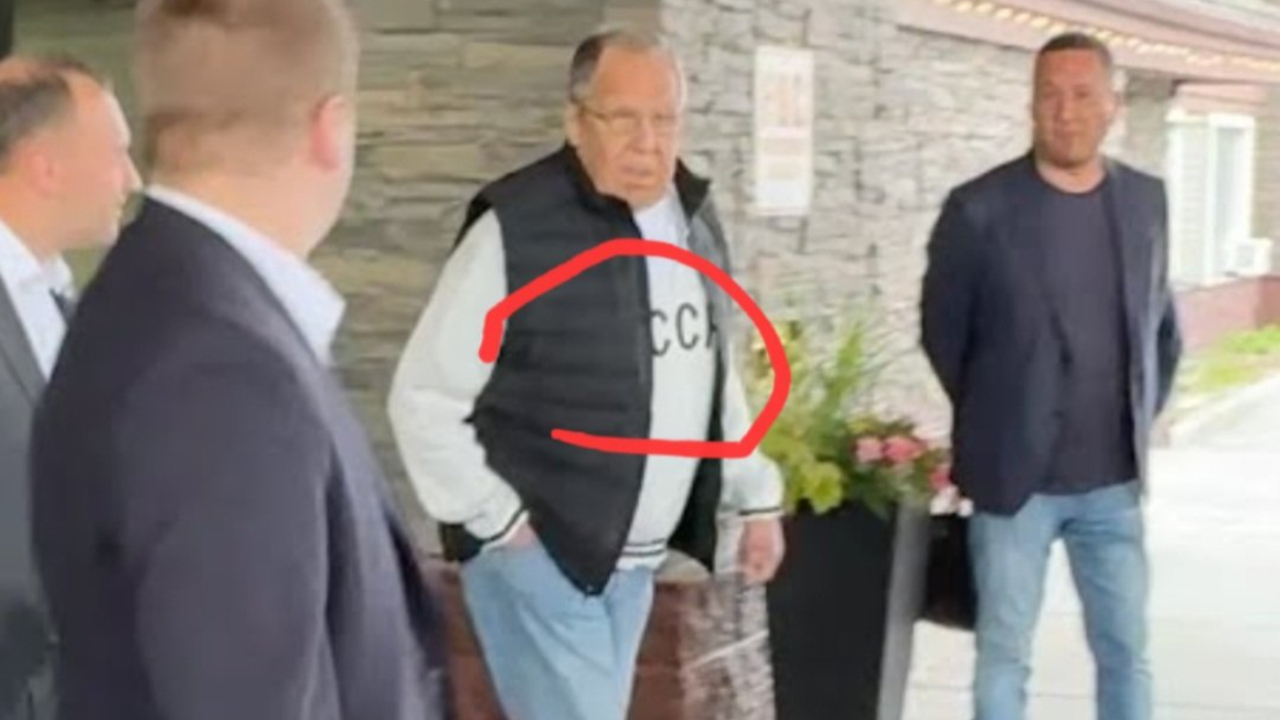 Rusya Dışişleri Bakanı Sergey Lavrov'un Alaska'daki görüntüsü dünyada olay oldu