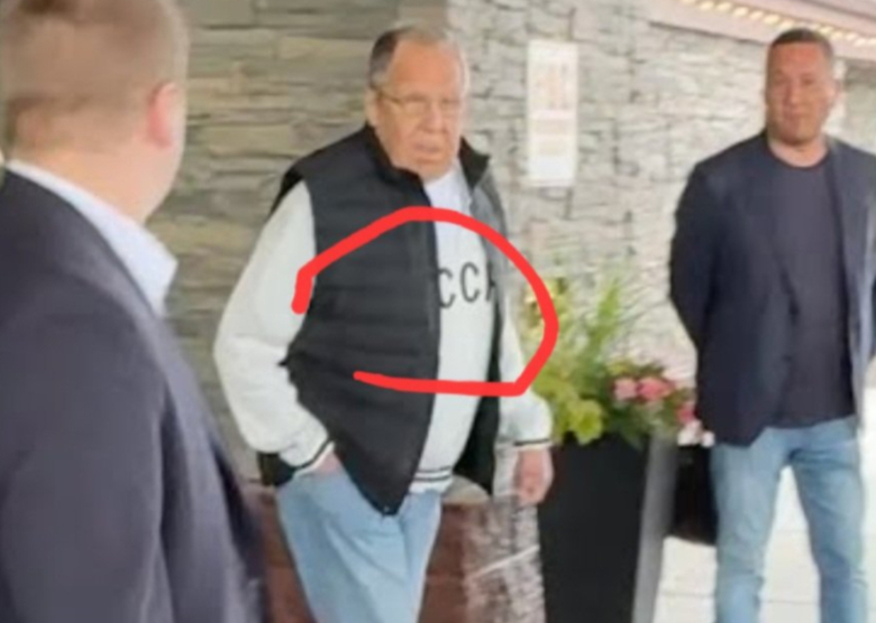 Rusya Dışişleri Bakanı Sergey Lavrov'un Alaska'daki görüntüsü dünyada olay oldu