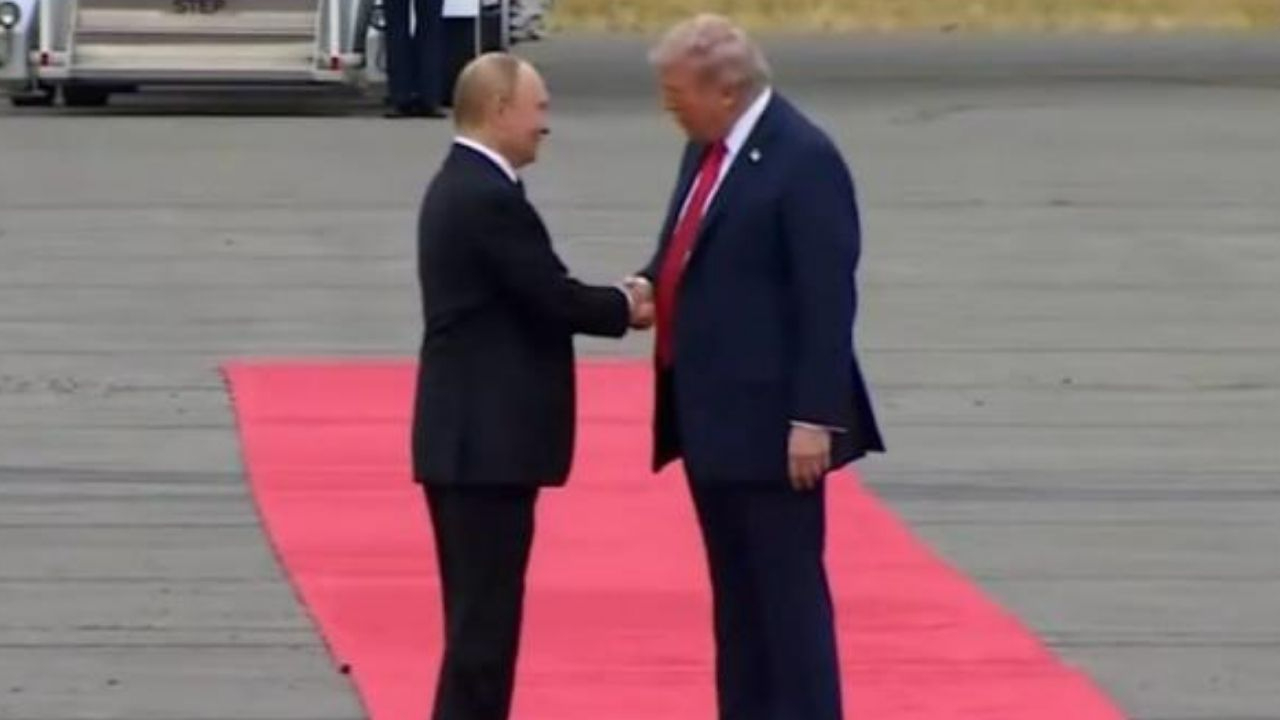Dünyanın gözü bu zirvede! Trump ve Putin Alaska'ya indi!