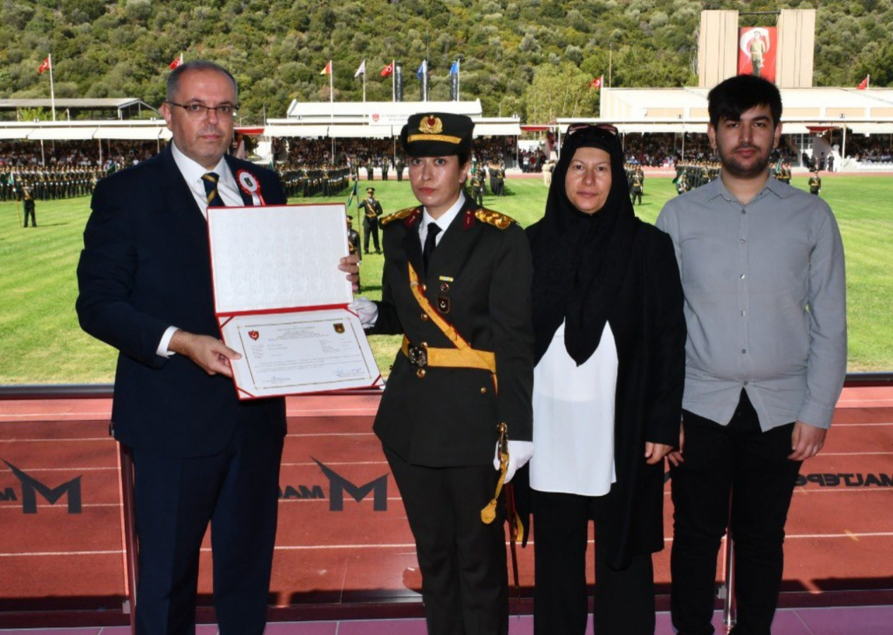 Babası gibi şanlı üniformayı taşıyor: 15 Temmuz kahramanı Şehit Ömer Halisdemir’in kızı Elif Nur teğmen oldu!