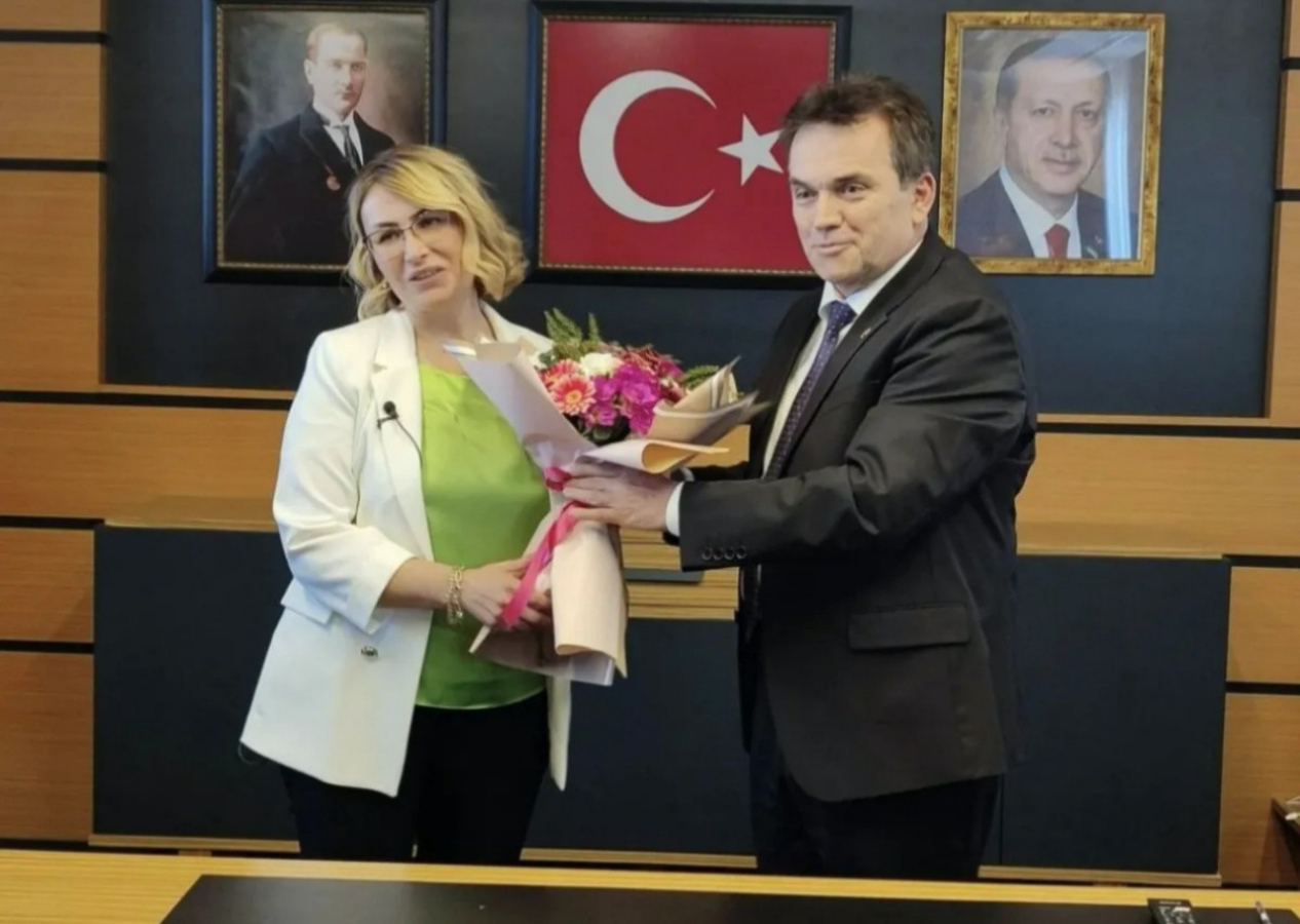 CHP'deyken sadece Atatürk asılıydı... AK Parti’ye geçen Yasemin Fazlaca’dan dikkat çeken hamle: Makamına Erdoğan portresini astı!