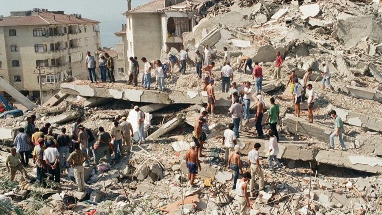 26 yıldır dinmeyen acı! 17 Ağustos depreminde hayatını kaybedenler duygu dolu törenle anıldı