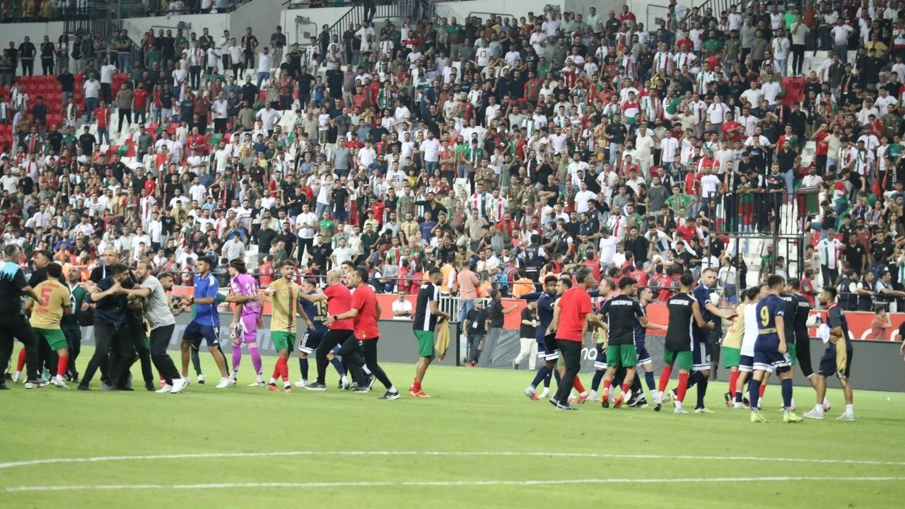 Resmen savaş alanı! Amedspor-Erzurumspor maçı sonrası saha karıştı! Futbolcular birbirlerine girdiler!