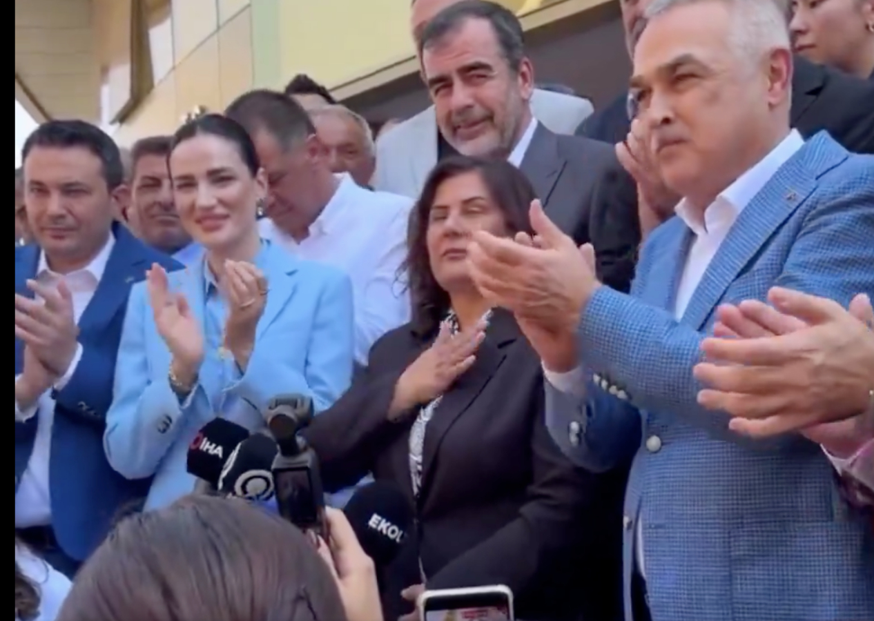 Özlem Çerçioğlu’nun AK Parti’ye geçişi sonrası belediye önünde dikkat çeken tezahüratlar!