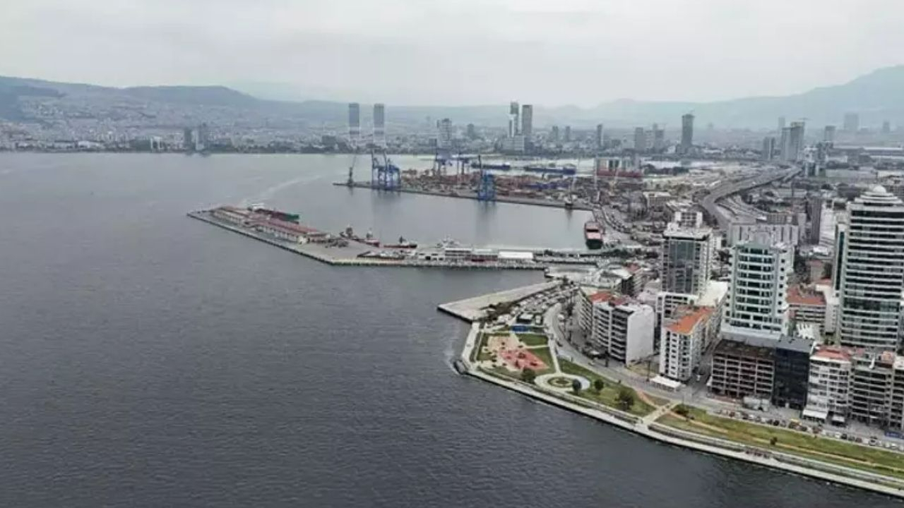 Vatandaş isyan etti! İzmir Körfezi'nde yine bilindik manzara: “Bu koku insanı hasta eder”