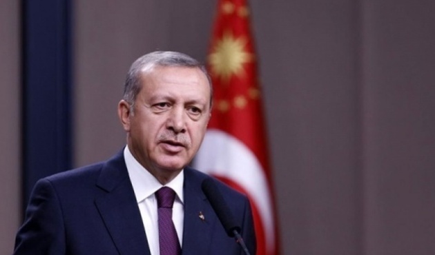 Erdoğan, Galatasaray taraftarına formasını çıkarttırdı! / VİDEO