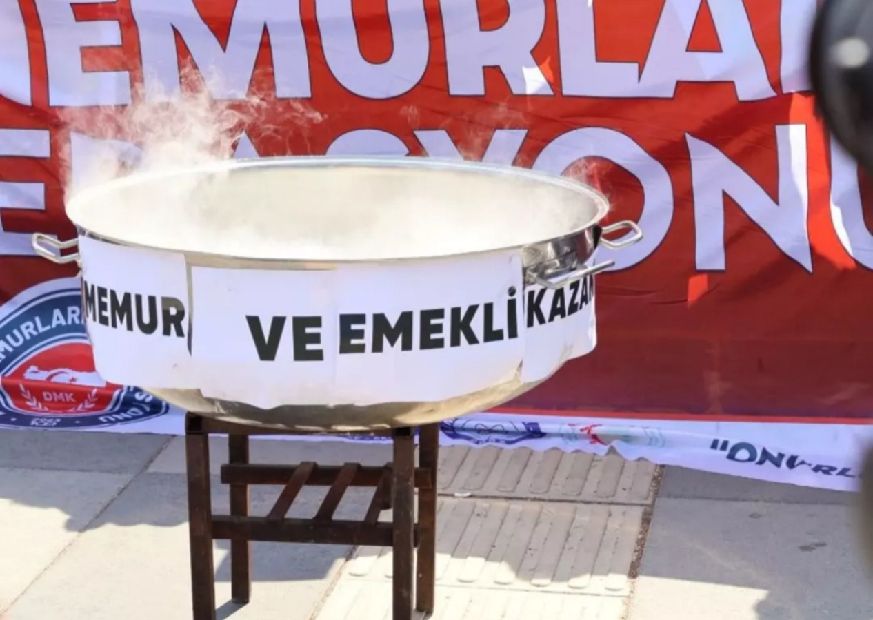 Kazanda taş kaynattılar, balon patlattılar! Memurlardan zam pazarlığına dikkat çeken tepki...