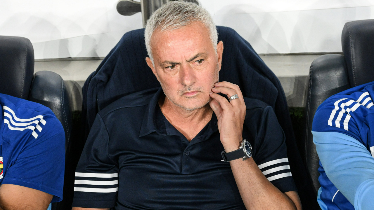 İşte ilk yorumu! Mourinho’dan sürpriz hareket! İlk yarı bitmeden soyunma odasına gitti