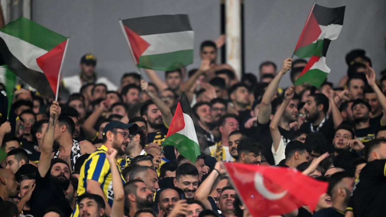 Filistin bayrakları açıldı! Fenerbahçe – Benfica maçında taraftarlardan dünyaya ders!