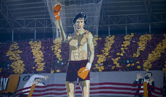 Galatasaraylılar o pankartı daha önce de açmıştı! İşte ilginç zamanlama...