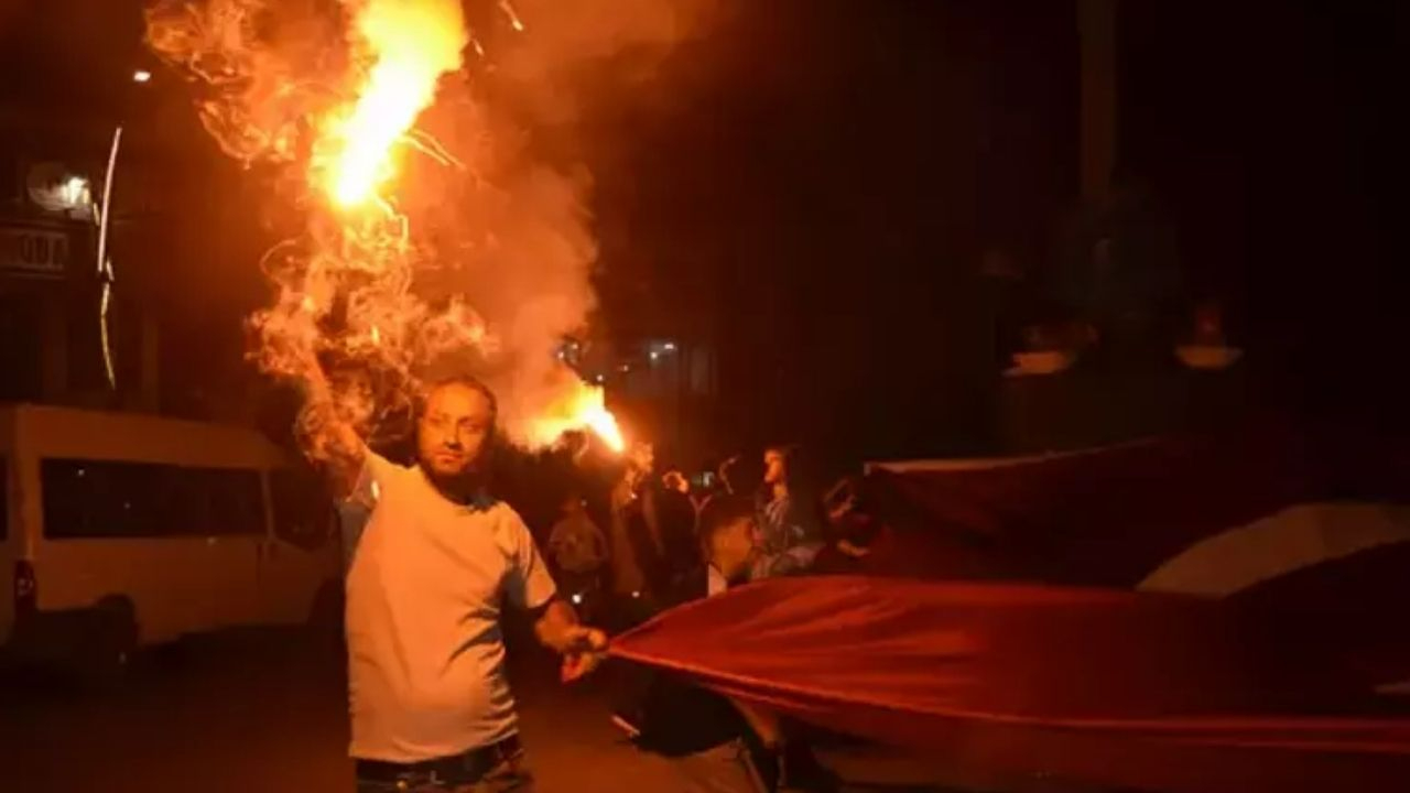 Malazgirt’te Türk bayrağı ve meşalelerle fener alayı düzenlendi