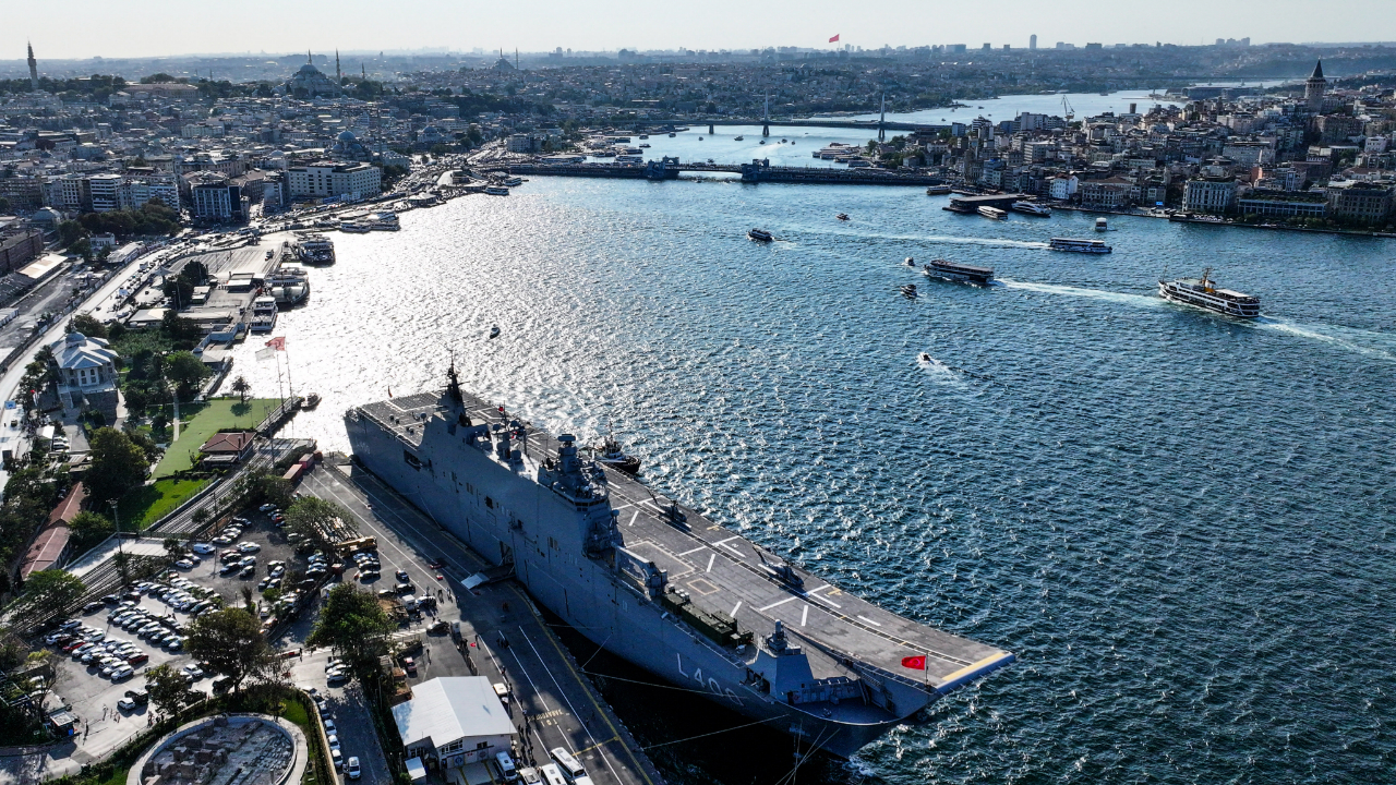 Türkiye’nin gururu TCG Anadolu, Sarayburnu’na demirledi!