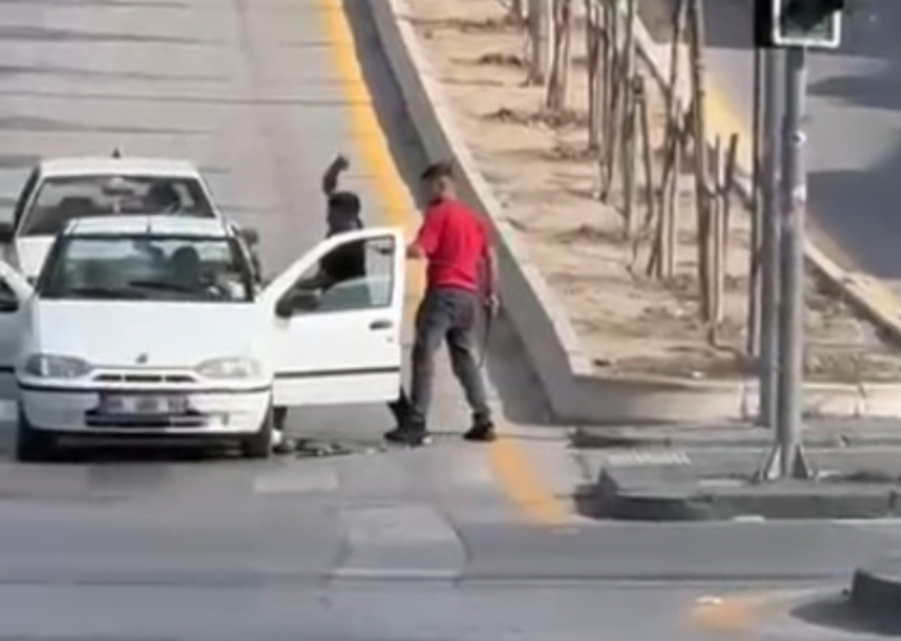 Trafikte maganda dehşeti! Ankara'da sürücünün önünü kesip bıçak ve kılıçla saldırdılar!
