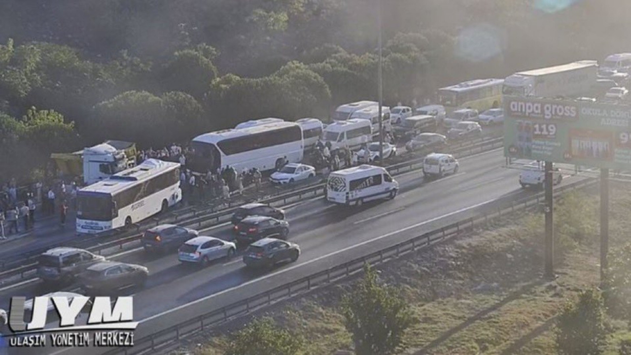 TEM Otoyolu Halkalı’da zincirleme kaza: Kamyon ve otobüs de karıştı! 1 ölü, 9 yaralı var... Trafik durdu!