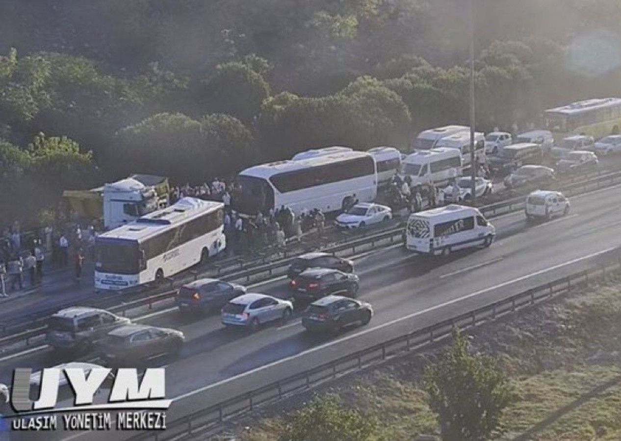 TEM Otoyolu Halkalı’da zincirleme kaza: Kamyon ve otobüs de karıştı! 1 ölü, 9 yaralı var... Trafik durdu!
