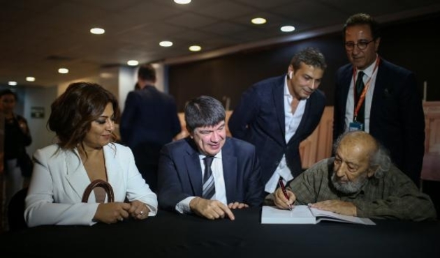Ara Güler, Türel'e kitabını hediye etti...