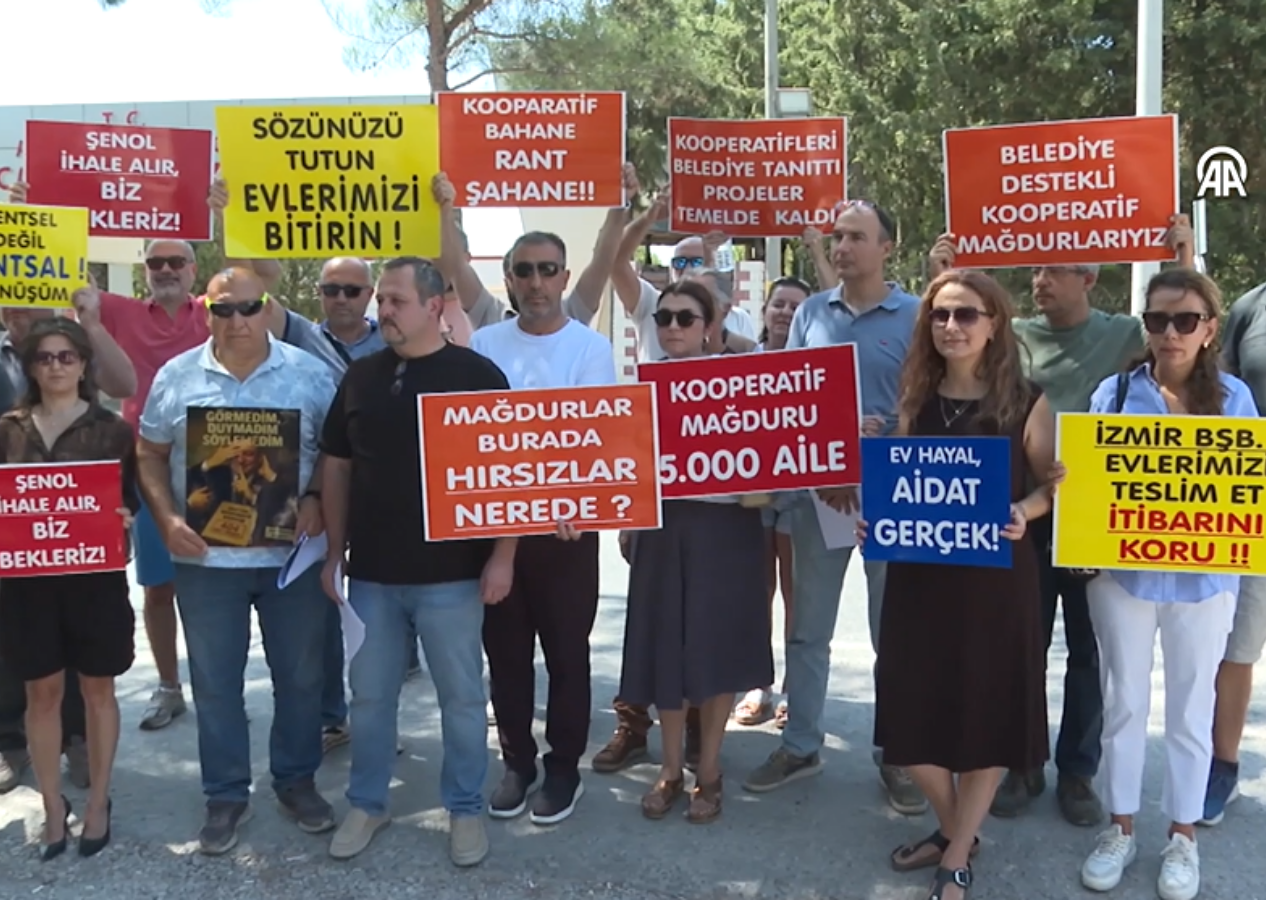 İzmir'de Özgür Özel'e cezaevi önünde ''kırmızı halılı'' protesto... Konut mağdurları isyan etti