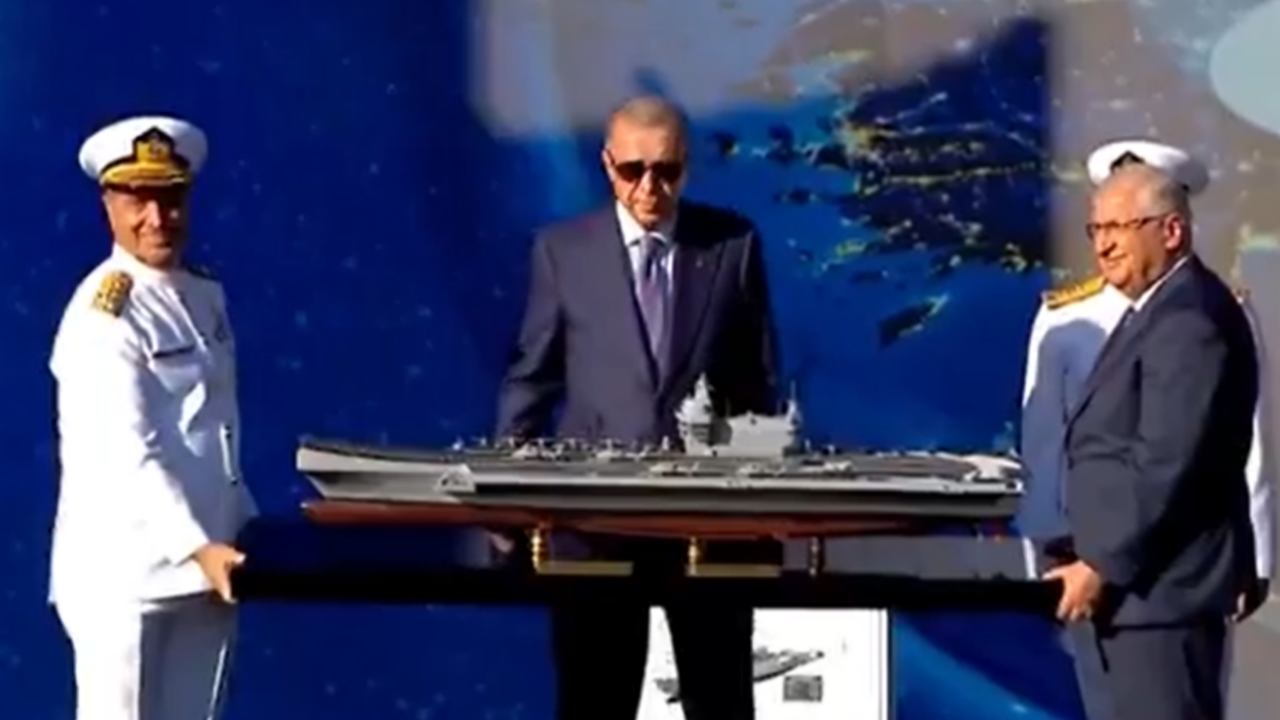 Maket takdimi çarpıtıldı! DMM'den 'Milli Savunma Bakanı Yaşar Güler ve Ercüment Tatlıoğlu, Cumhurbaşkanı Erdoğan'ın önünde masa taşıdı' iddiasına yalanlama