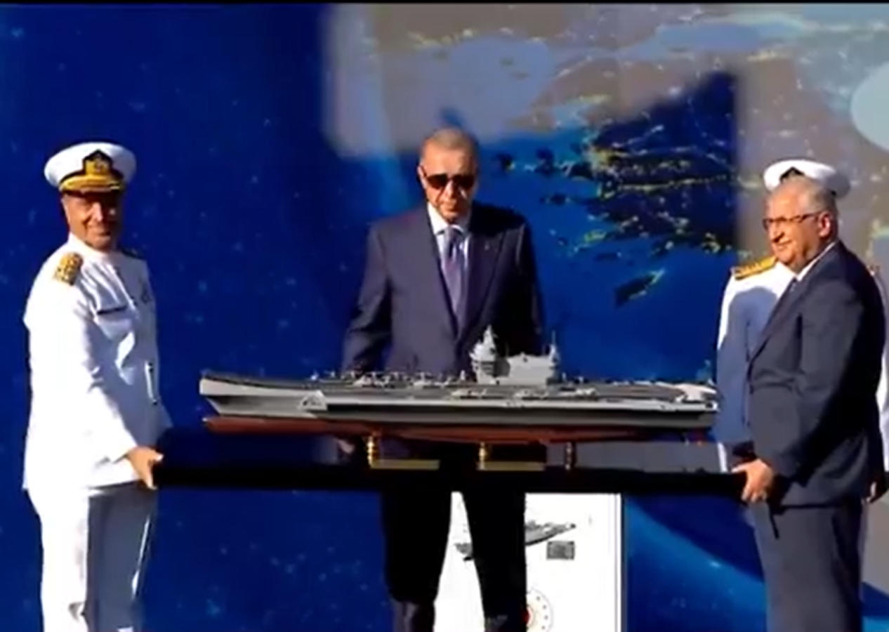 Maket takdimi çarpıtıldı! DMM'den 'Milli Savunma Bakanı Yaşar Güler ve Ercüment Tatlıoğlu, Cumhurbaşkanı Erdoğan'ın önünde masa taşıdı' iddiasına yalanlama