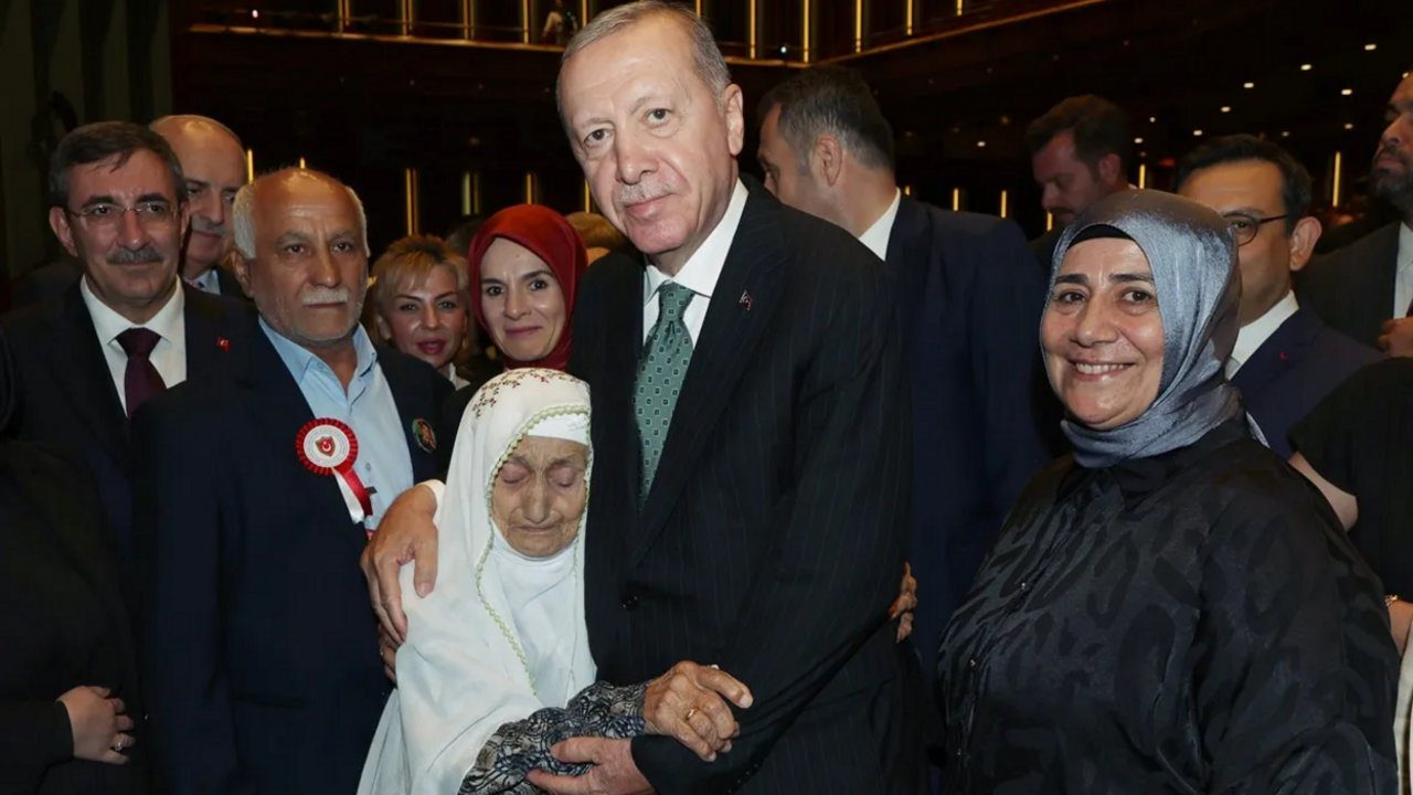 Cumhurbaşkanı Recep Tayyip Erdoğan, 93 yaşındaki Şefika nineyle bir araya geldi