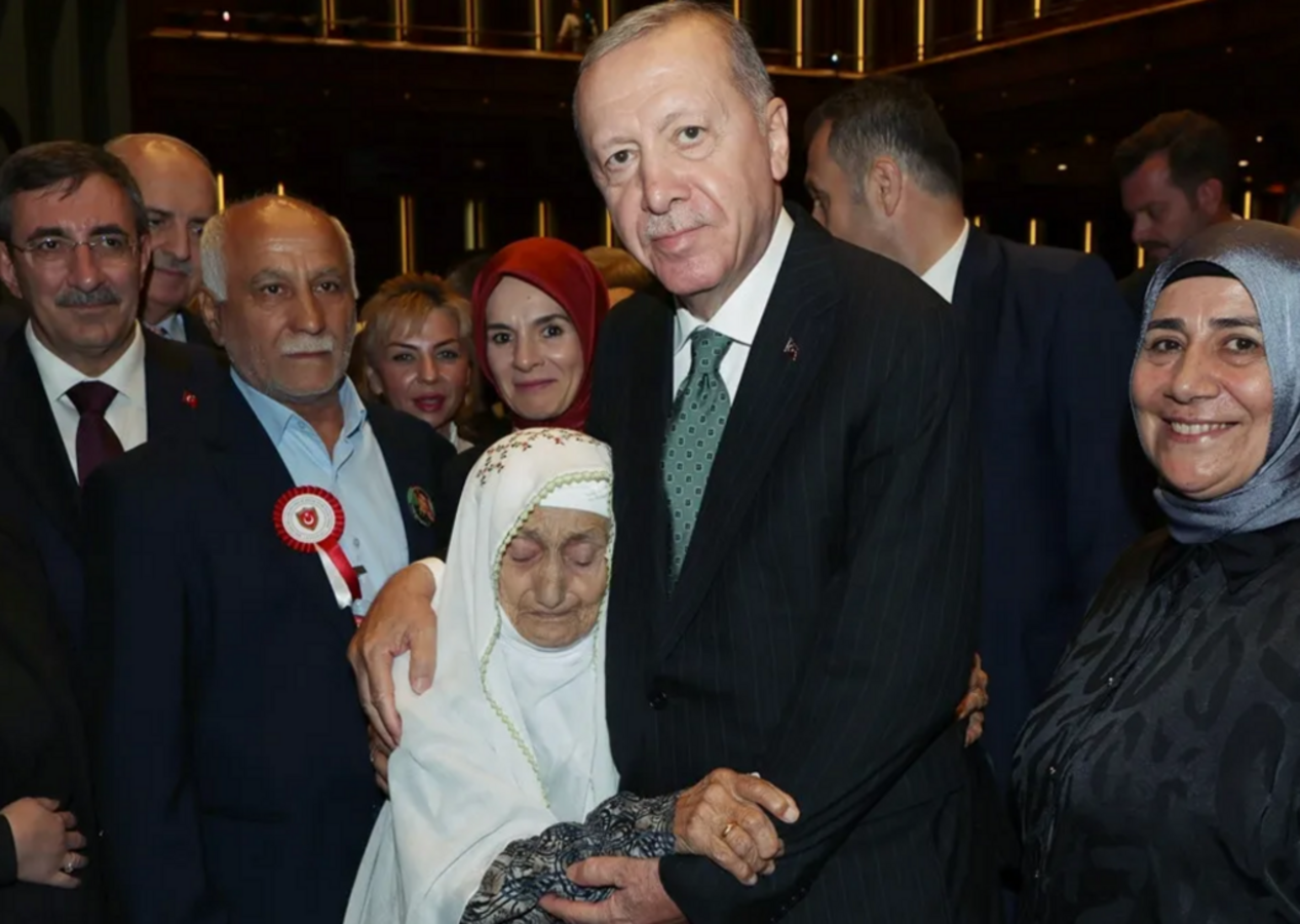 Cumhurbaşkanı Recep Tayyip Erdoğan, 93 yaşındaki Şefika nineyle bir araya geldi
