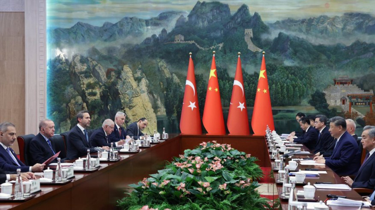 Türkiye-Çin zirvesinde dikkat çeken detay! Arka plan görüşmeye damga vurdu... Çin Seddi’ni yapanlar ve yaptıranlar karşı karşıya