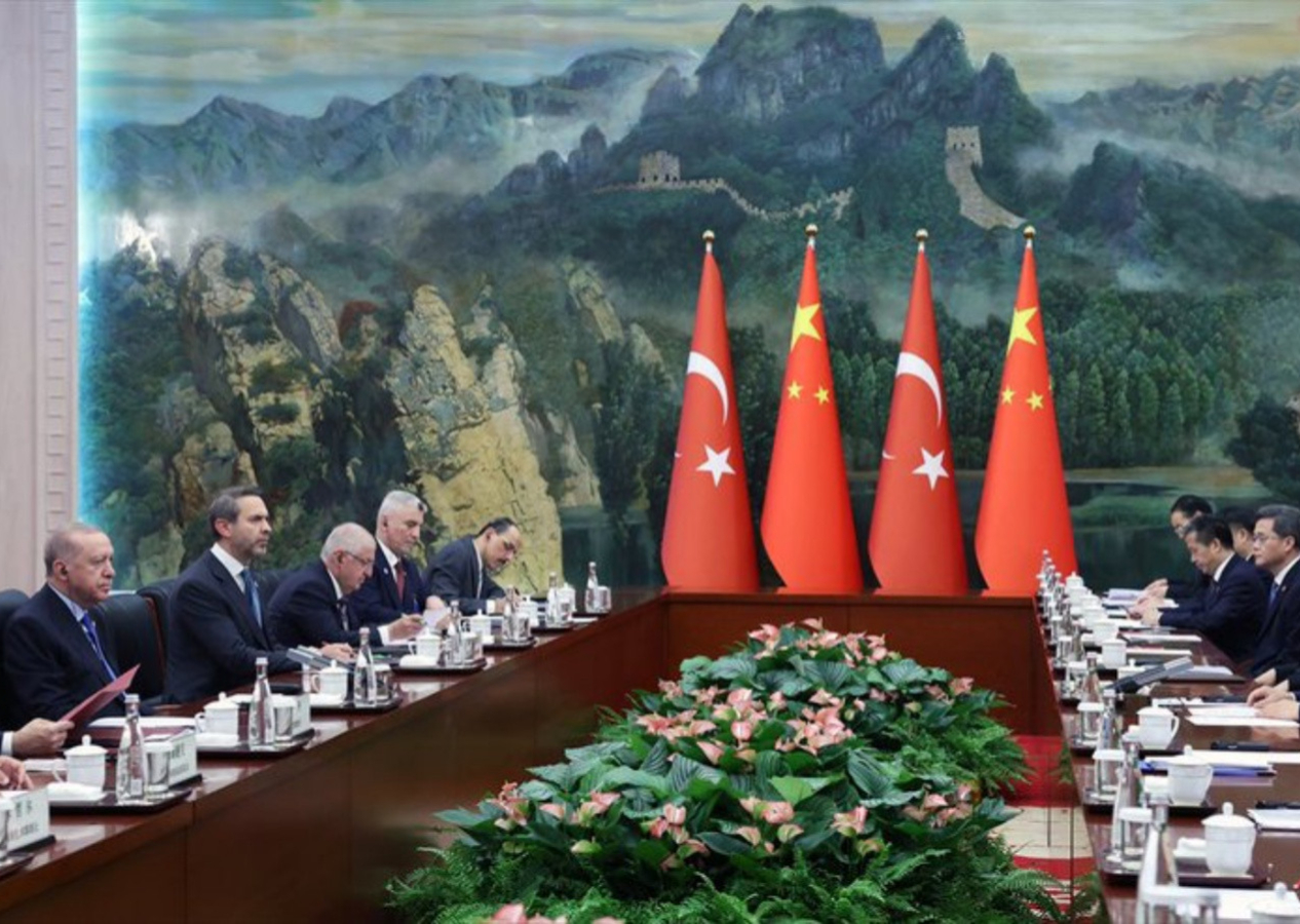 Türkiye-Çin zirvesinde dikkat çeken detay! Arka plan görüşmeye damga vurdu... Çin Seddi’ni yapanlar ve yaptıranlar karşı karşıya
