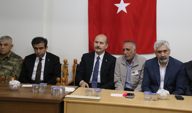 Bakan Soylu'dan şehit ailesine taziye ziyareti...