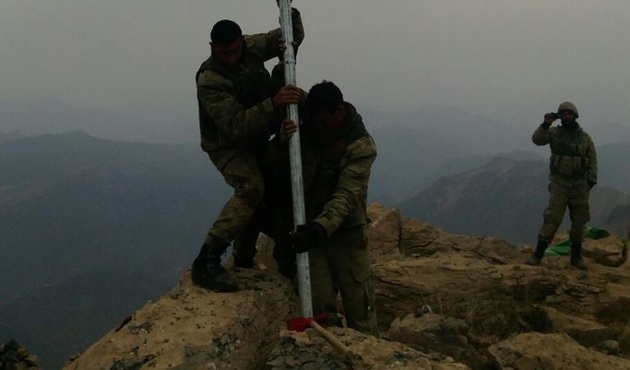 Komandolar Kuzey Irak'ta Türk bayrağı dikti!
