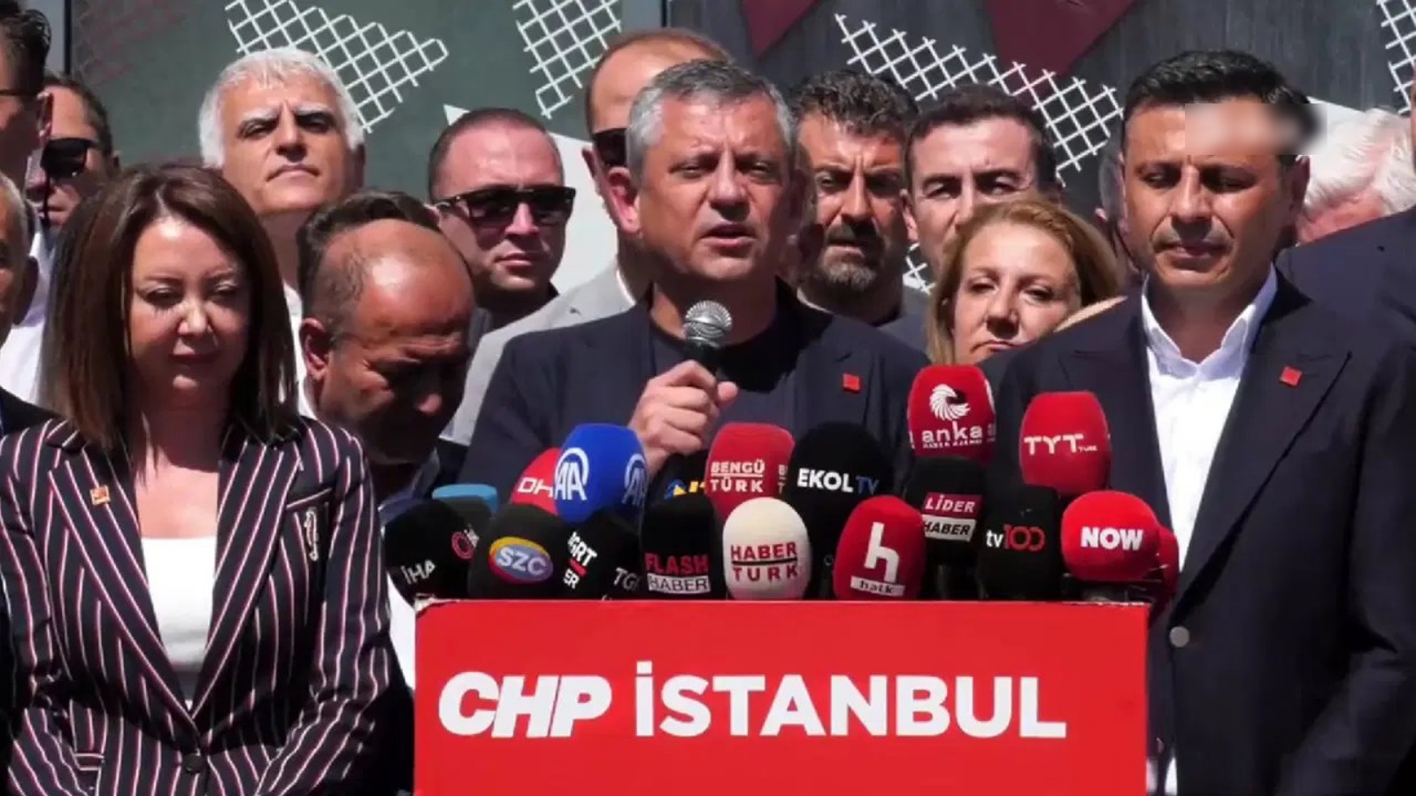 Mahkeme kararını yok saydı! Özgür Özel: Görevimiz devam ediyor, burayı terk etmiyoruz!