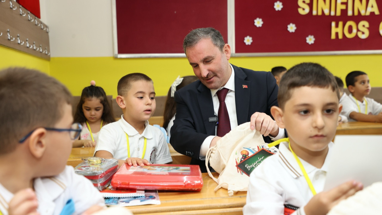 Sultanbeyli Belediyesi'nden okula yeni başlayan tüm öğrencilere ücretsiz kırtasiye seti