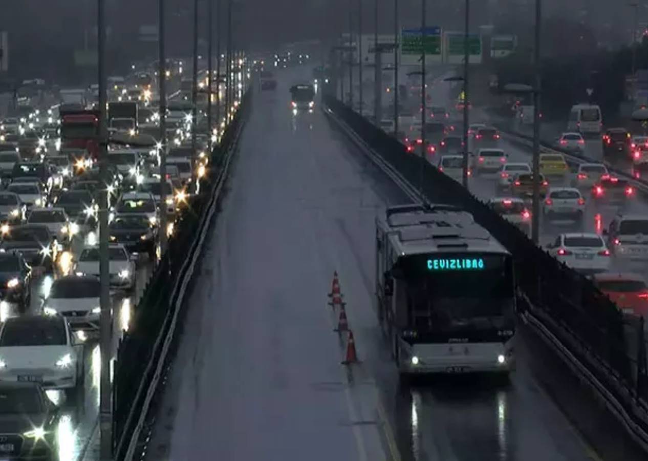 İstanbul’da sağanak trafiği kilitledi: Yoğunluk yüzde 60 arttı