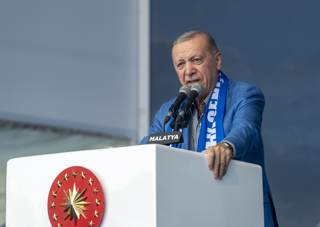 Cumhurbaşkanı Erdoğan deprem bölgesinde muhalefete yüklendi: Belediye hortumcusunu aklamak için kendilerini küçük düşürüyorlar