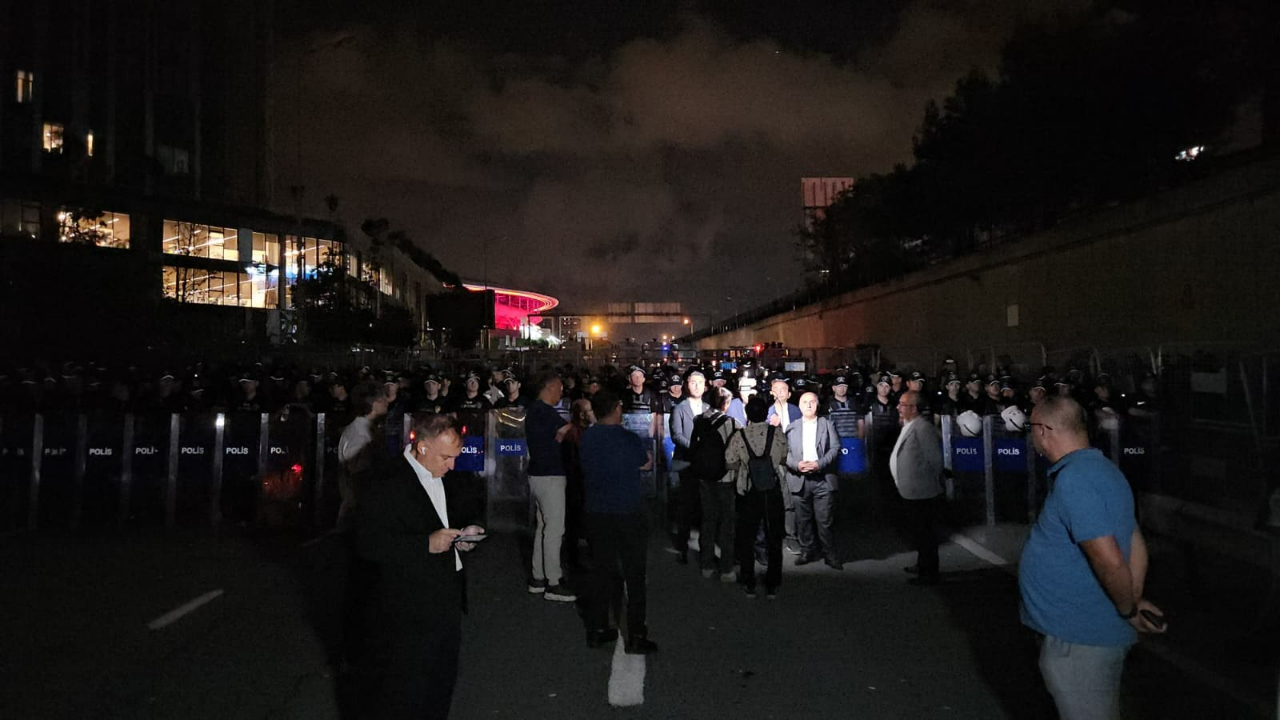 Gürsel Tekin hazırlığı... Polisten kışkırtmaya izin yok! CHP İstanbul İl Binası önünde yoğun güvenlik önlemleri alındı