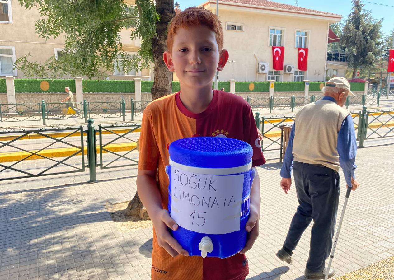 Rasefe’nin limonata serüveni: Hem eğleniyor hem harçlık biriktiriyor